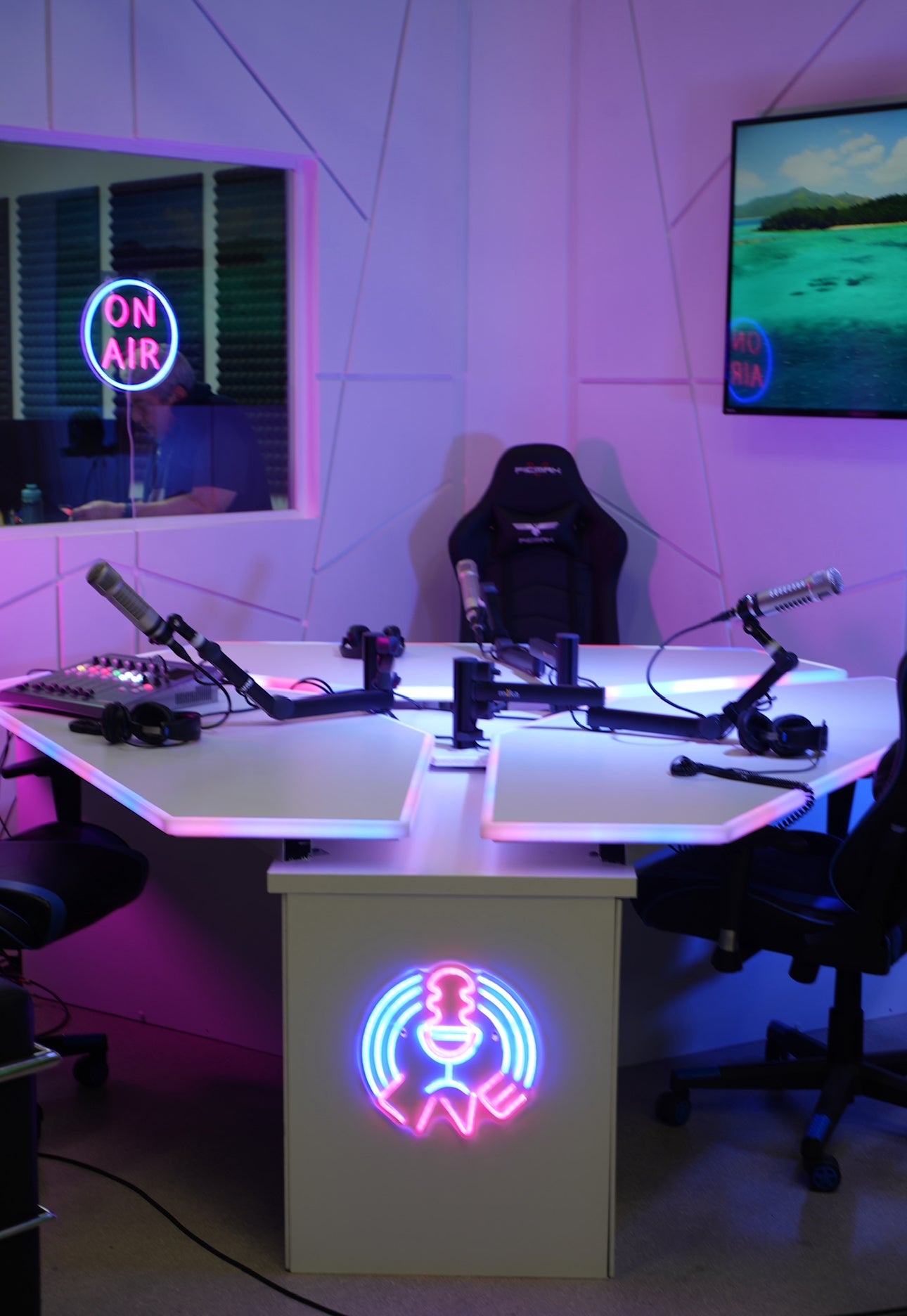 Pynklion Design table